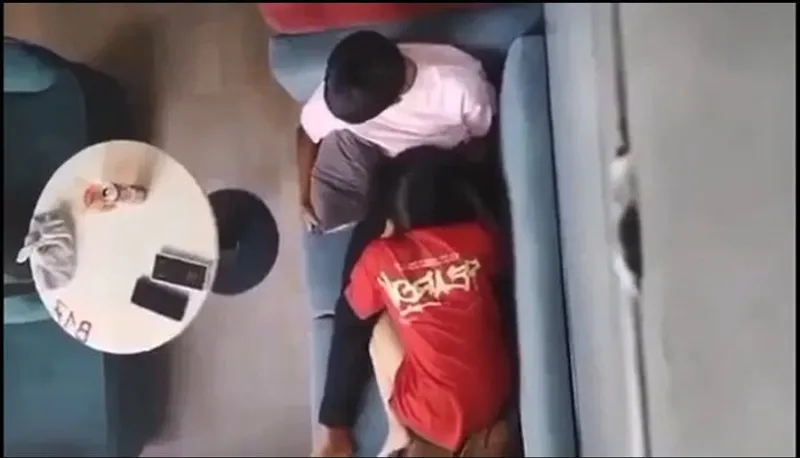 Quay lén người yêu liếm liếm cho tình nhân nơi công cộng