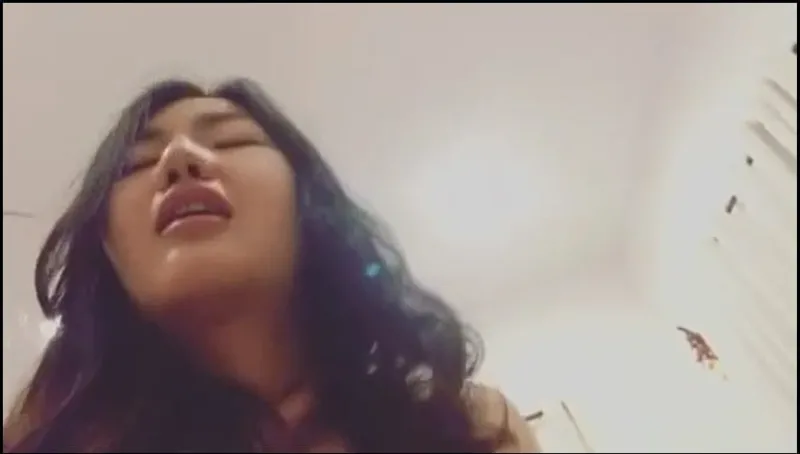 Quay lén con ghệ lúc cưỡi ngựa