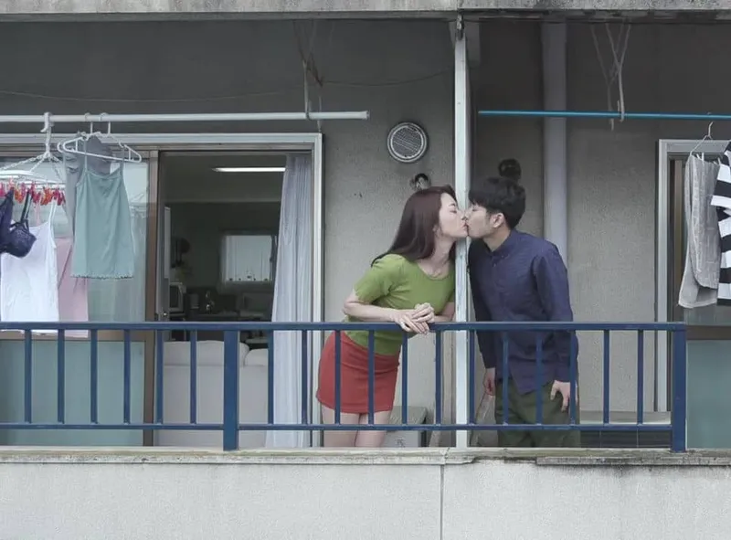 Tiếng rên của chị gần gần nhà và cậu thanh niên được lái máy bay