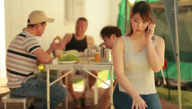 Gã chồng khờ để vợ tham gia sự kiện cắm trại với mấy gã cạnh bên nhà và cái kết