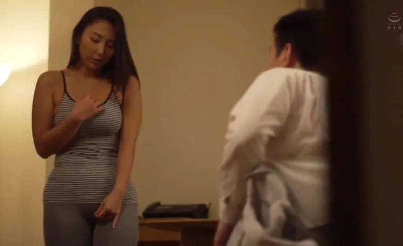 Gã chồng dẫn sếp cũ về nhà mà không biết là tình cũ của vợ