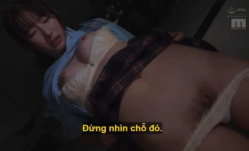 Ông sếp âm mưu quan hệ tình dục với cô nhân viên kiêu kỳ lười nhác, suốt ngày bận rộn chat chit cùng người yêu.