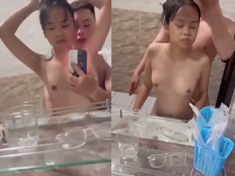 Dáng mảnh em cùng any xoạc trước gương quay kỉ niệm